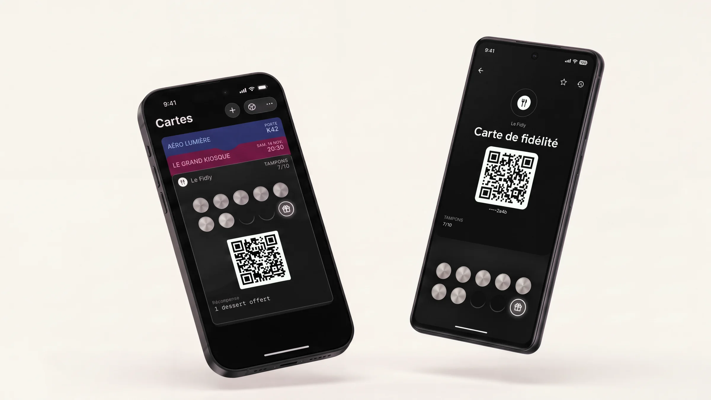 Un iPhone et un téléphone Android : à gauche, la carte de fidélité Le Fidly dans Apple Wallet, par-dessus une carte d'embarquement et un billet de concert ; à droite, la même carte dans Google Wallet, 7 tampons sur 10, sur le téléphone Android.