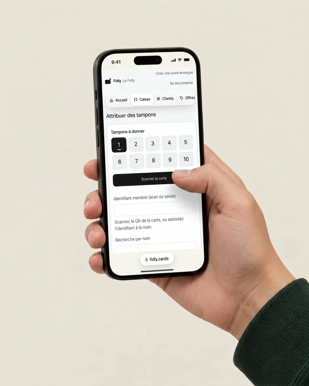 La caisse Fidly sur le téléphone du serveur : les tampons à donner, de 1 à 10, et le bouton « Scanner la carte » sous son pouce.